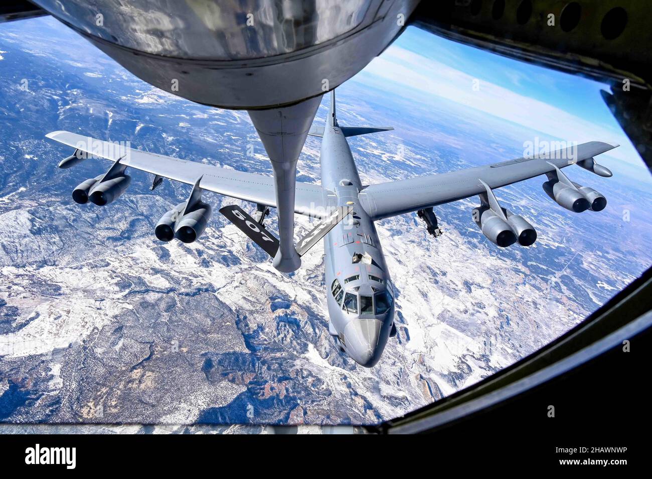 Rocky Mountains, Usa. 13. Dezember 2021. Ein strategischer Bomber der US Air Force B-52 Stratofortress, der dem Bombenschwadron 96th zugewiesen wurde, bereitet sich darauf vor, von einem KC-135 Stratotanker über den Rocky Mountains aufzutanken 13. Dezember 2021 Colorado, USA. Kredit: 2LT. Mary Begy/US Air Force/Alamy Live News Stockfoto