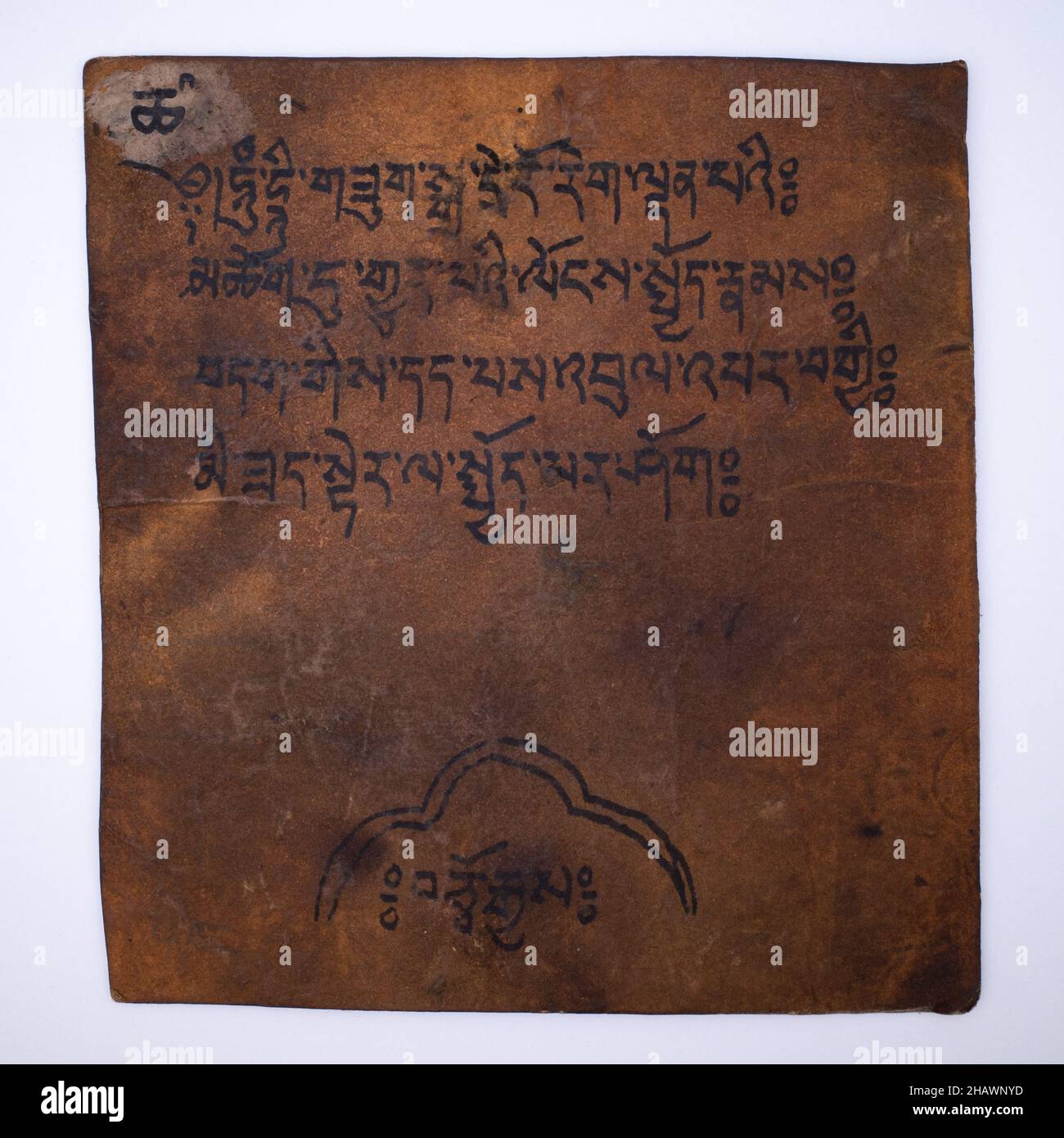 Rückseite Antike tibetische oder mongolisch-buddhistische Tsakli-Initiationskarte mit tibetischer Schrift. 19th Jahrhundert Stockfoto