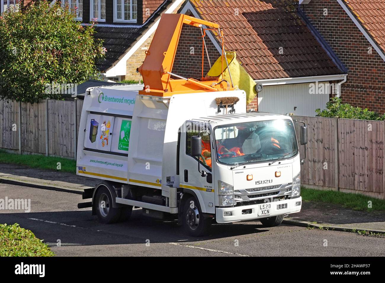 Isuzu städtischen LKW mit Dachzugang für hydraulische Lift, um die Mülltonne Sammlung von Haushaltskathetan Lebensmittelabfälle Recycling England Großbritannien kippen ausgestattet Stockfoto