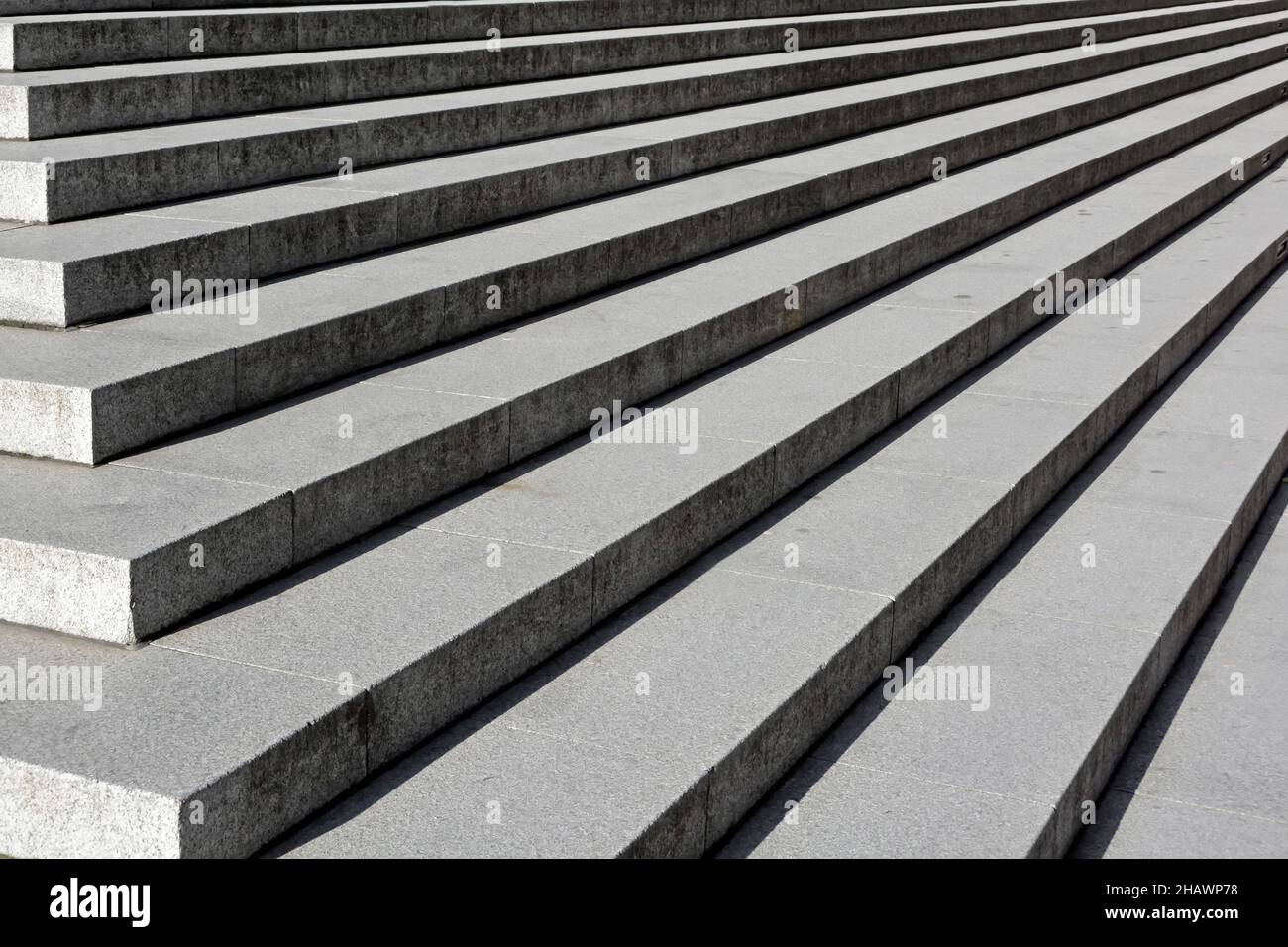 Lange gerade zurücktretende Linien breite, saubere Steintreppen bei Sonnenschein und Steigleitungen in Schattenstufen Konzeptbild, um in der City of London, England, nach oben zu klettern Stockfoto