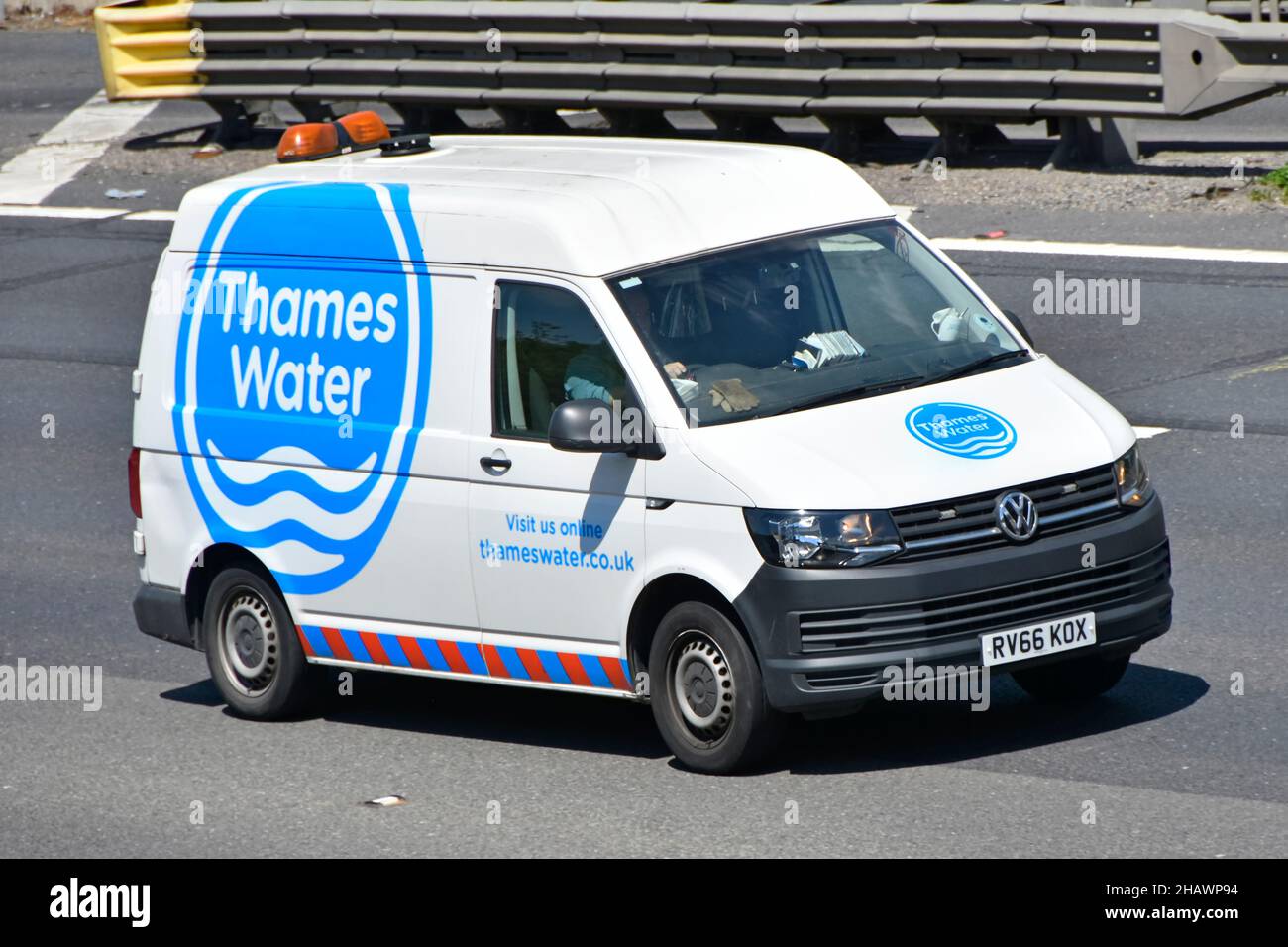 Nahaufnahme von Vorder- und Seitenansicht des weißen VW Volkswagen Thames Water Van & Driver, einem privaten Versorgungsunternehmen mit blauen Logo-Grafiken auf der britischen Autobahn Stockfoto