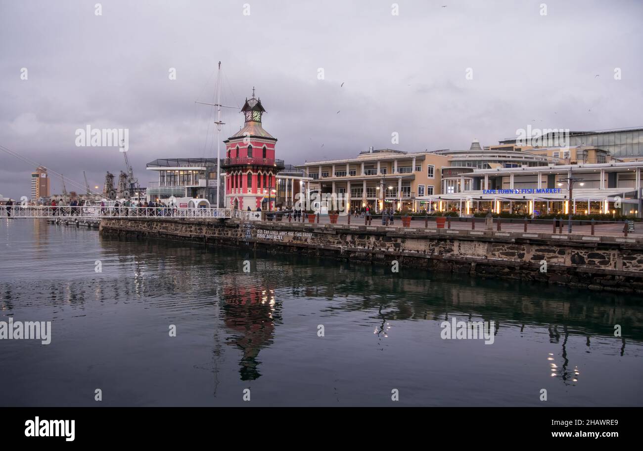Kapstadt, Südafrika, August 2018 - Victoria and Alfred Waterfront in der Abenddämmerung, Kapstadt, Südafrika Stockfoto