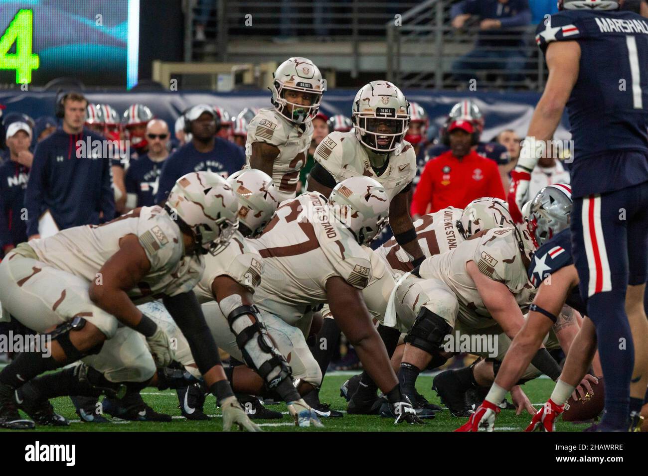 East Rutherford, Vereinigte Staaten von Amerika. 11. Dezember 2021. Die Fußballspieler der U.S. Military Academy auf dem Spielfeld während des jährlichen Army-Navy Fußballspiels im Metlife Stadium am 11. Dezember 2021 in East Rutherford, New Jersey. Die Midshipmen der U.S. Naval Academy besiegten die Army Black Knights 17-13 in ihrem Matchup von 122nd. Quelle: CDT Tyler Williams/US Army/Alamy Live News Stockfoto