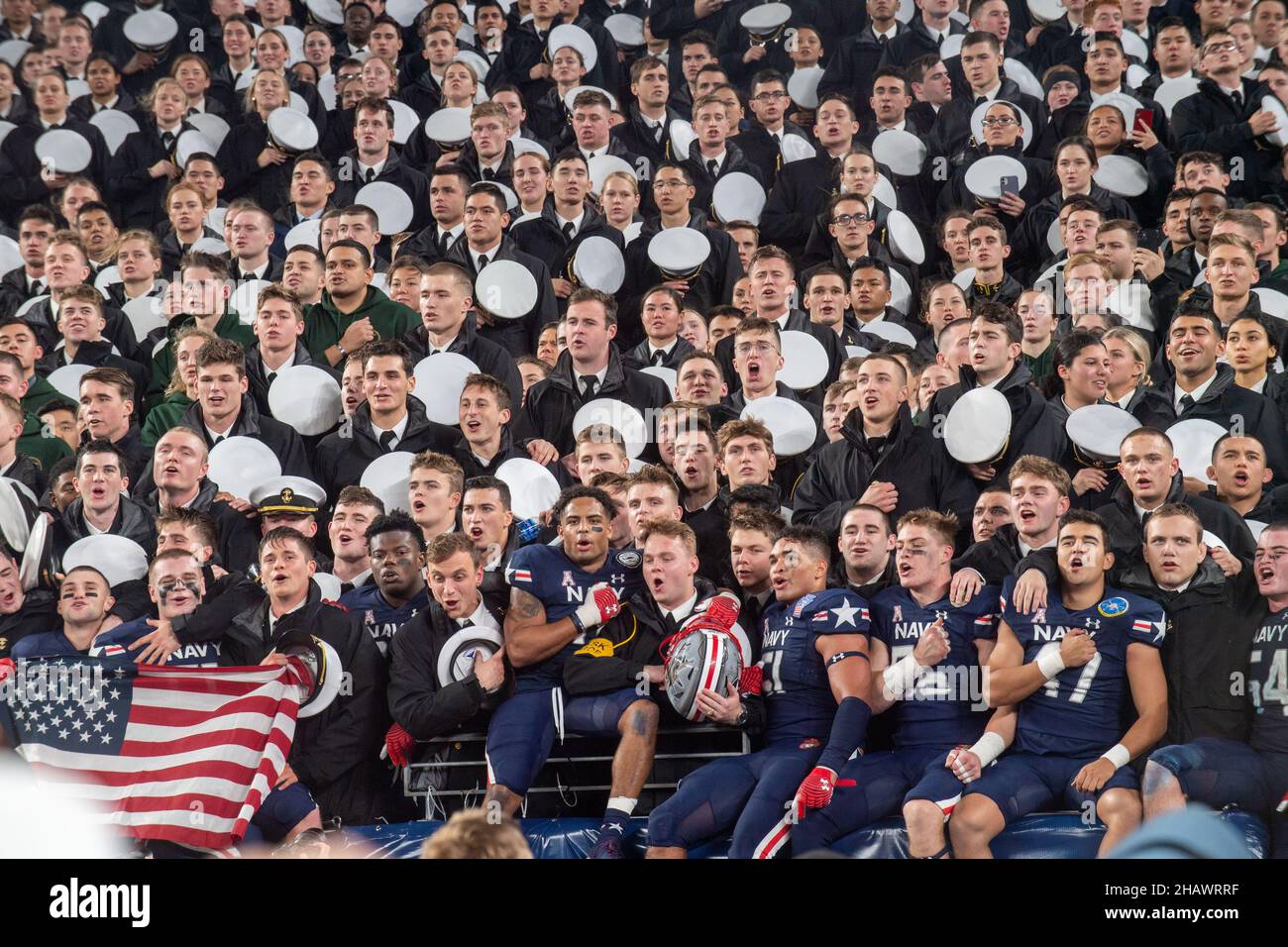 East Rutherford, Vereinigte Staaten von Amerika. 11. Dezember 2021. Der Midshipmann der US Naval Academy singt das Schullied während des jährlichen Army-Navy-Fußballspiels im Metlife Stadium am 11. Dezember 2021 in East Rutherford, New Jersey. Die Midshipmen der U.S. Naval Academy besiegten die Army Black Knights 17-13 in ihrem Matchup von 122nd. Kredit: MC3 Thomas Bonaparte Jr./DOD/Alamy Live Nachrichten Stockfoto
