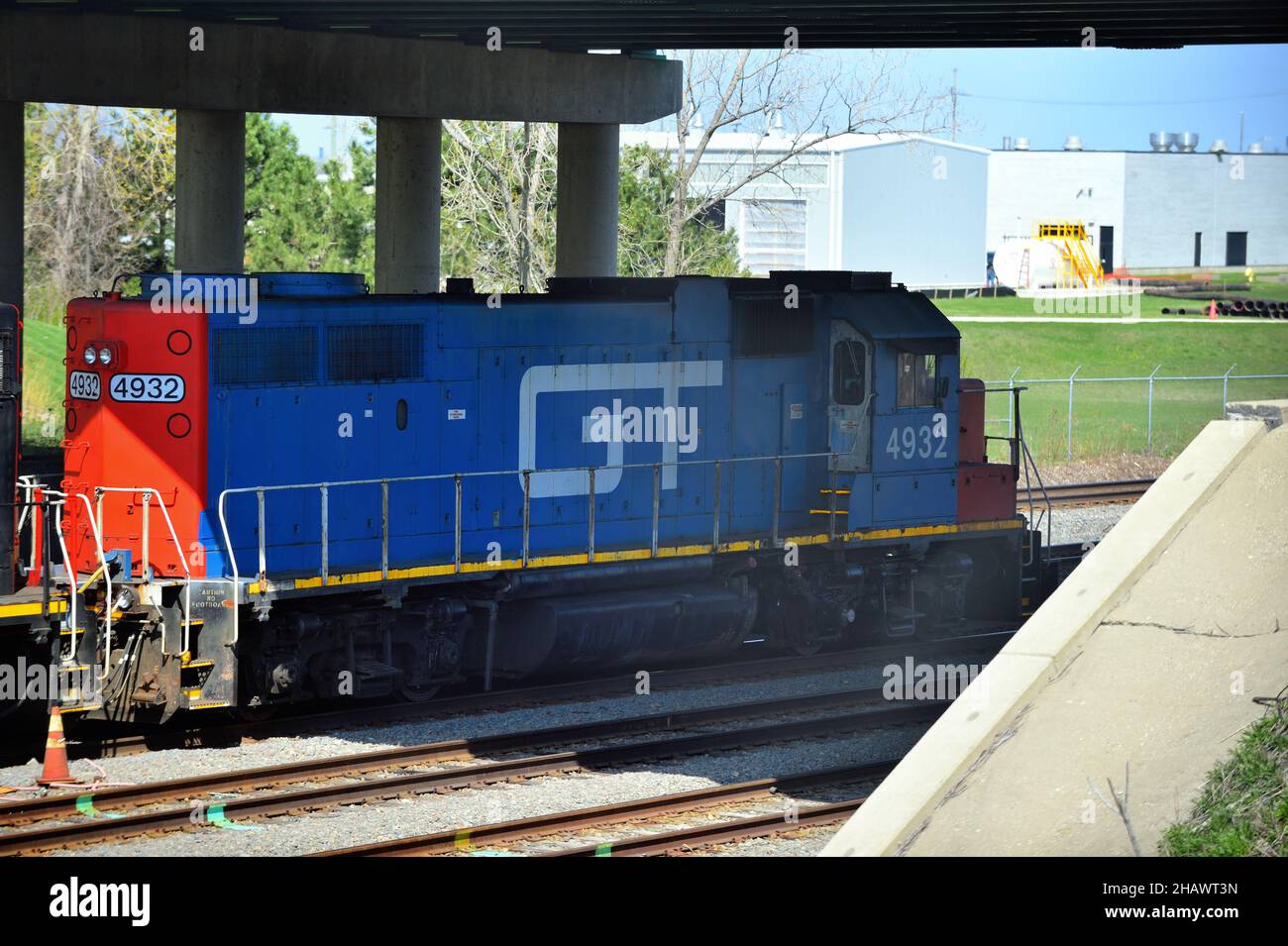 Rosemont, Illinois, USA. Eine einzelne Lokomotive der Canadian National Railway, die in den Originalfarben der Grand Trunk Western Railroad lackiert wurde. Stockfoto