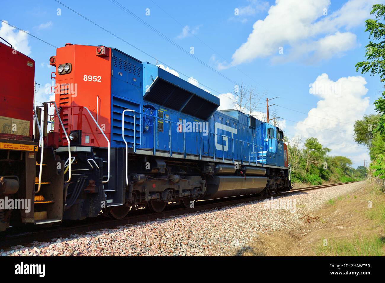 Burlington, Illinois, USA. Ein Güterzug der Canadian National Railway, der nach Chicago fährt, rollt von Iowa aus durch den ländlichen Nordosten von Illinois. Stockfoto