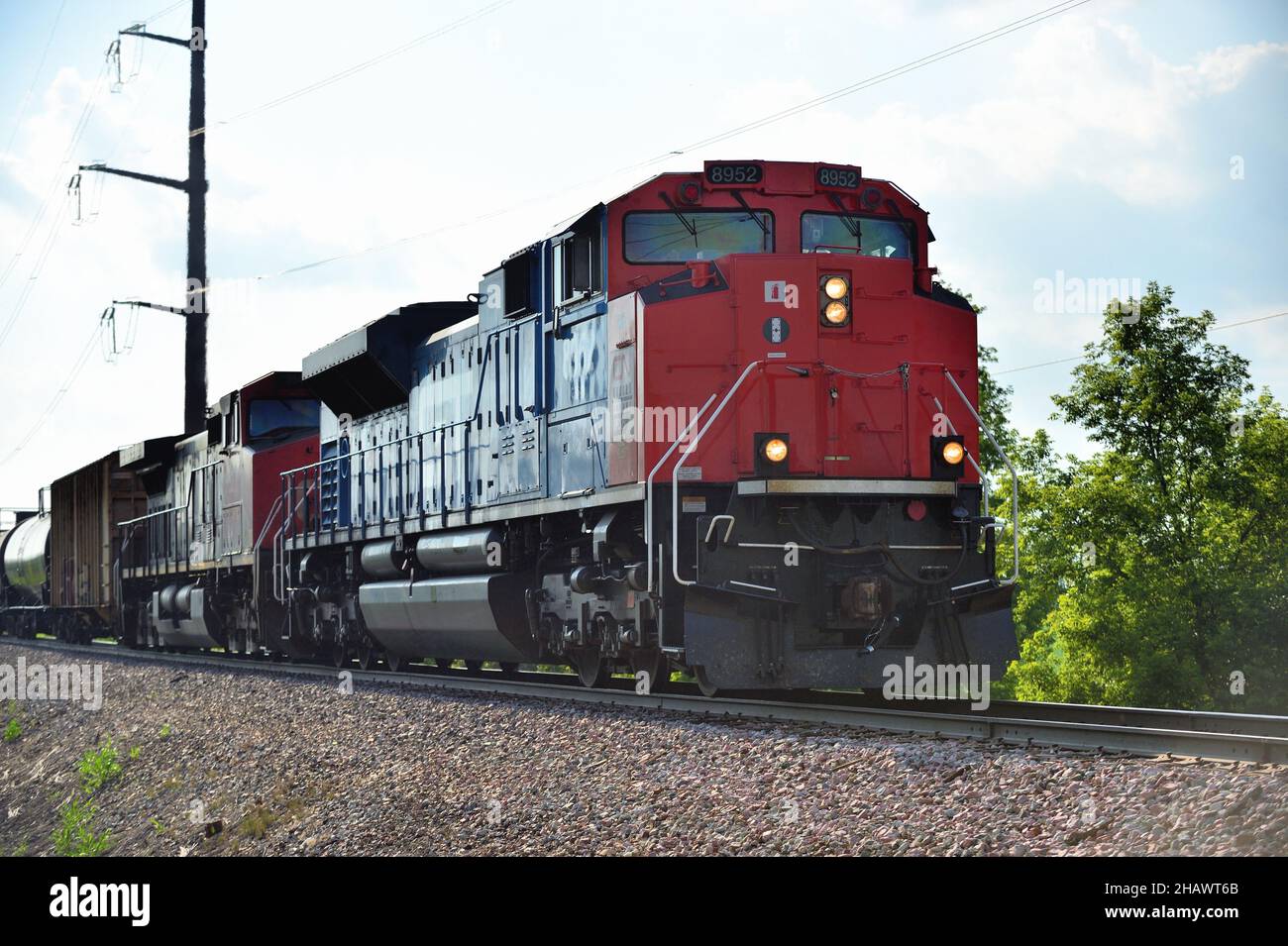 Burlington, Illinois, USA. Ein Güterzug der Canadian National Railway, der nach Chicago fährt, rollt von Iowa aus durch den ländlichen Nordosten von Illinois. Stockfoto