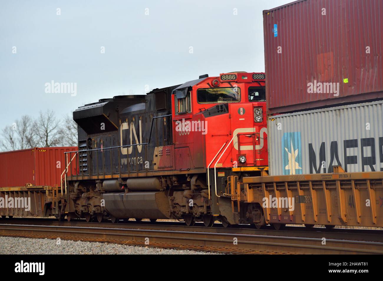 Hoffman Estates, Illinois, USA. Eine einzelne Lokomotive der Canadian National Railway, die als DPU einen intermodalen Güterzug übernimmt. Stockfoto