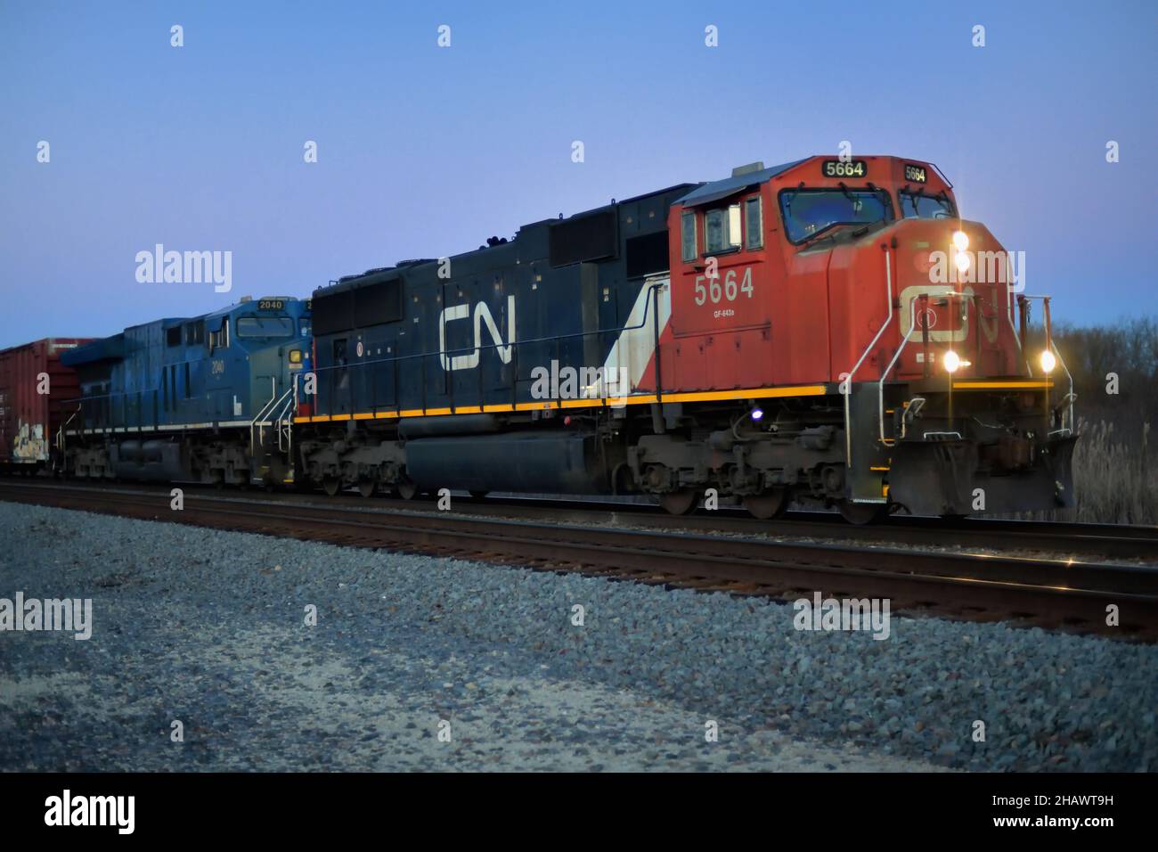 Hoffman Estates, Illinois, USA. Ein Paar Canadian National Railway-Lokomotiven führt einen Güterzug durch die nordwestlichen Vororte von Chicago. Stockfoto