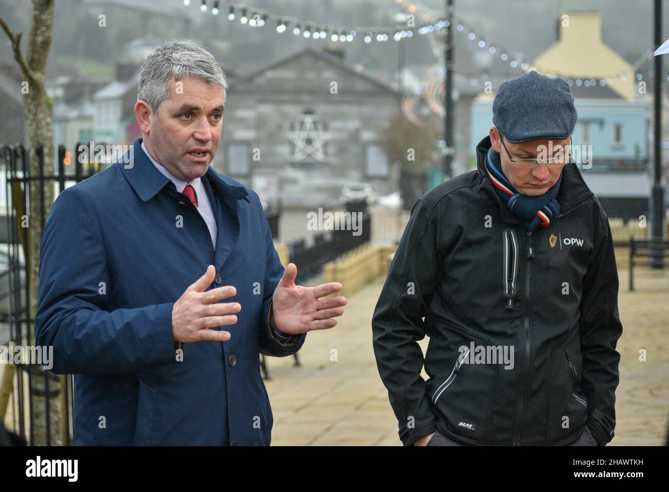 Bantry, West Cork, Irland. 14th Dez 2021. Patrick O'Donovan, Minister für das Amt für öffentliche Arbeiten, war heute in Bantry, um über das Hochwasser-Programm in Bantry zu diskutieren. Senator Tim Lombard mit Herrn O'Donovan. Kredit: Karlis Dzjamko Nachrichten/Alamy Live Nachrichten Stockfoto