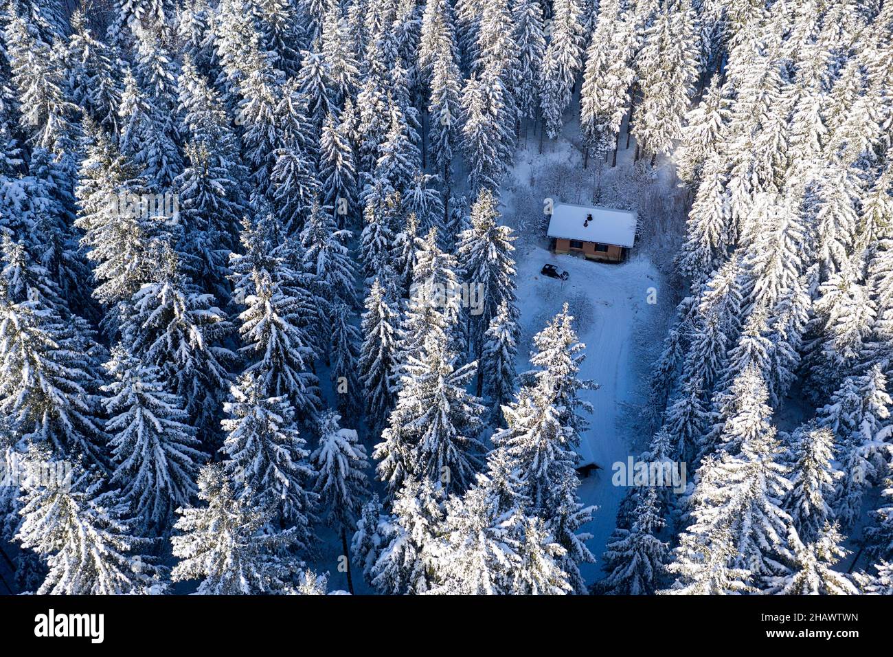 Panoramablick auf die wunderschöne Winterwunderland-Landschaft mit traditionellem Holzschutz, aufgenommen mit Drohne. Weihnachtsfeiertagskonzept Stockfoto