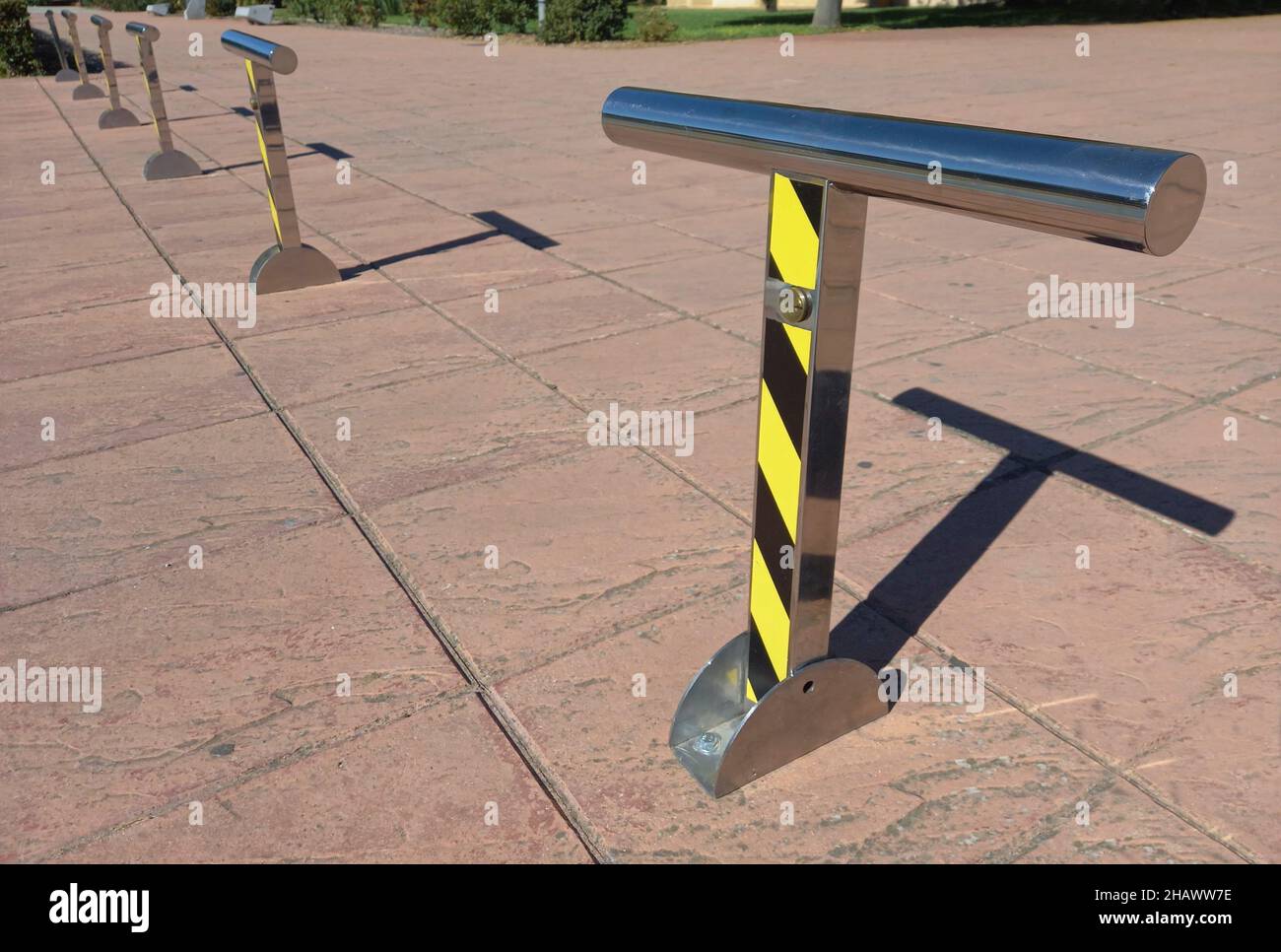 T-förmige Parkbarrieren. Unerlaubter Zugang zu nicht autorisierten Fahrzeugen Stockfoto