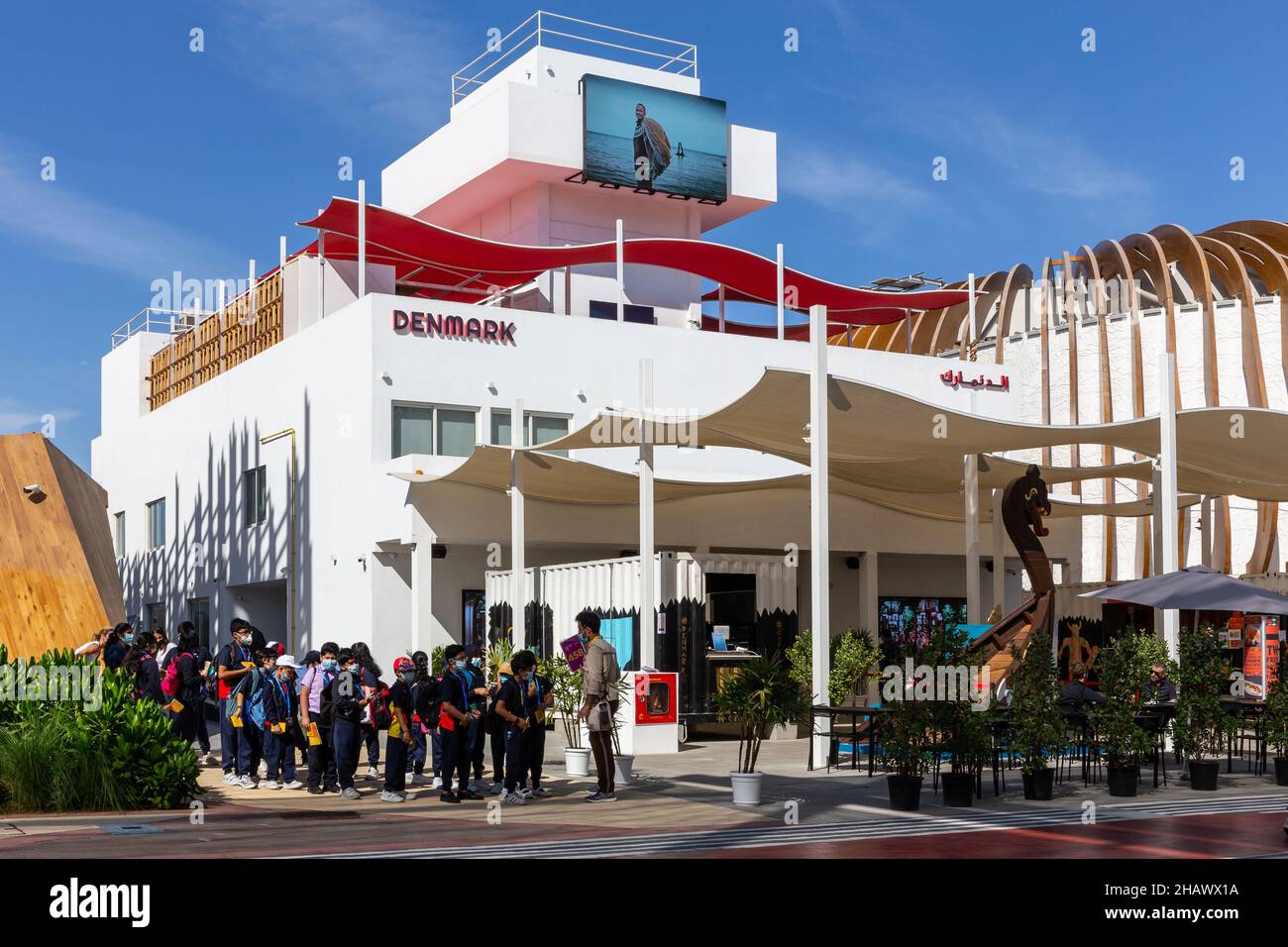Dubai, VAE, 09.12.2021. Dänemark Pavillon auf der Expo 2020 Dubai, modernes Gebäude mit Leuchtturm inspirierten Turm und Menschen warten in einer Schlange. Stockfoto