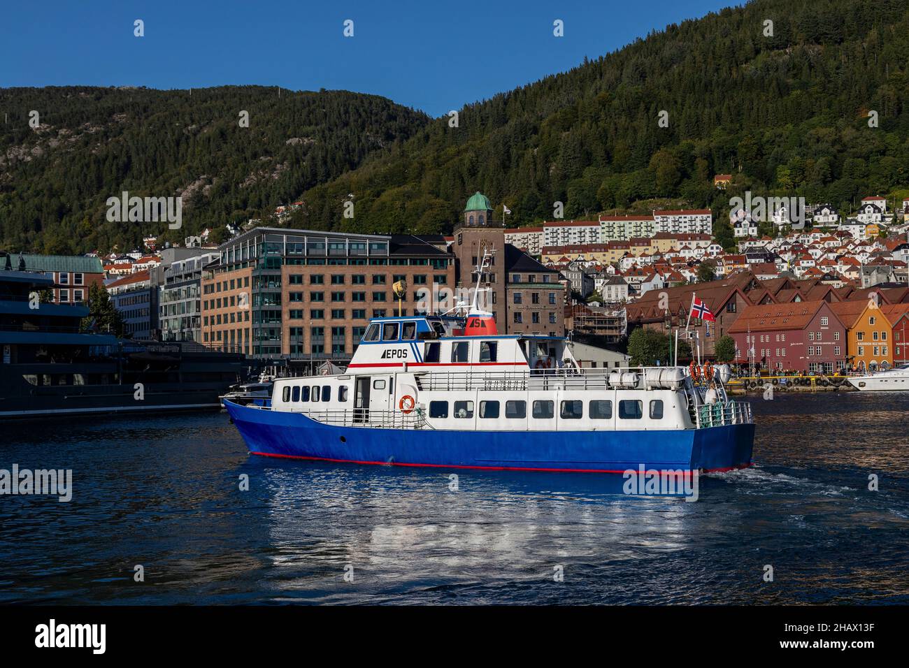 Bücherboot, schwimmende Bibliothek Epos im Hafen von Bergen, Norwegen. Stockfoto