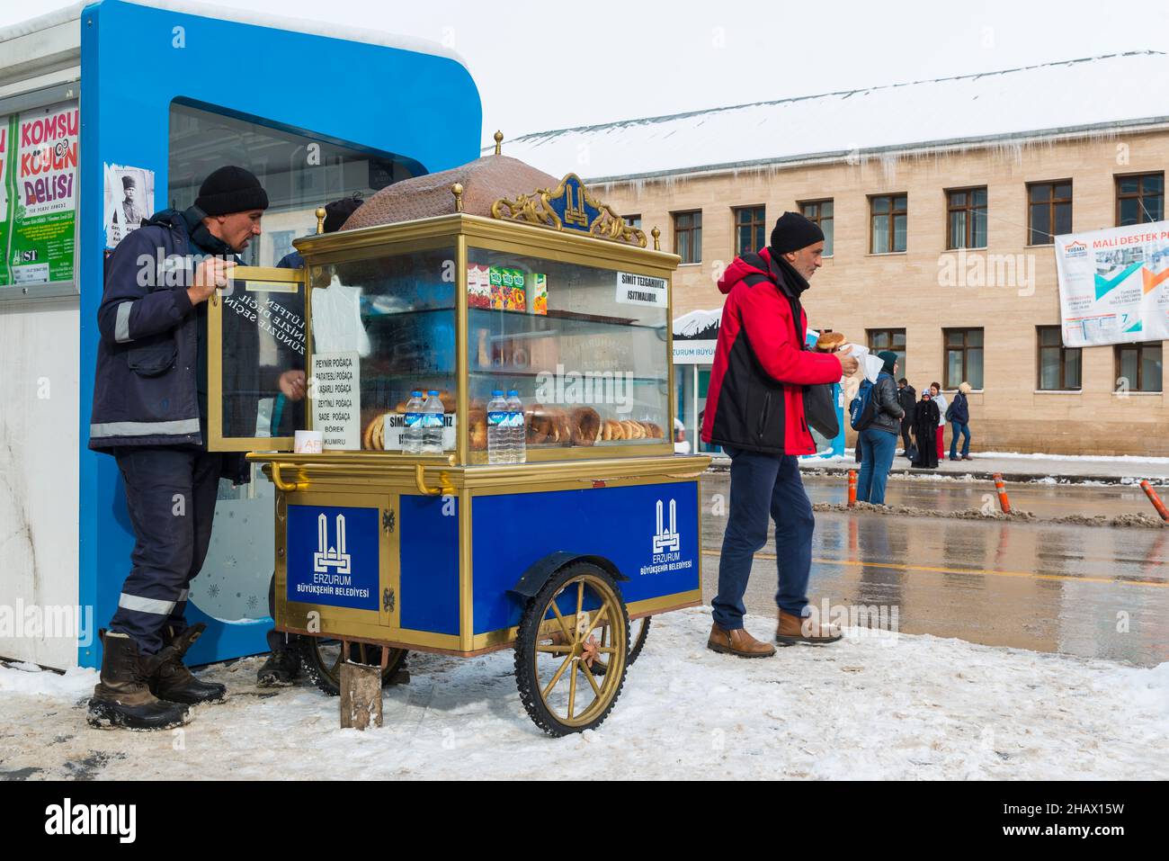 Ein Straßenhändler mit traditionellem Lebensmittelwagen, der u.a. im Schnee simit verkauft. Erzurum, Ostanatolien, Türkei Stockfoto