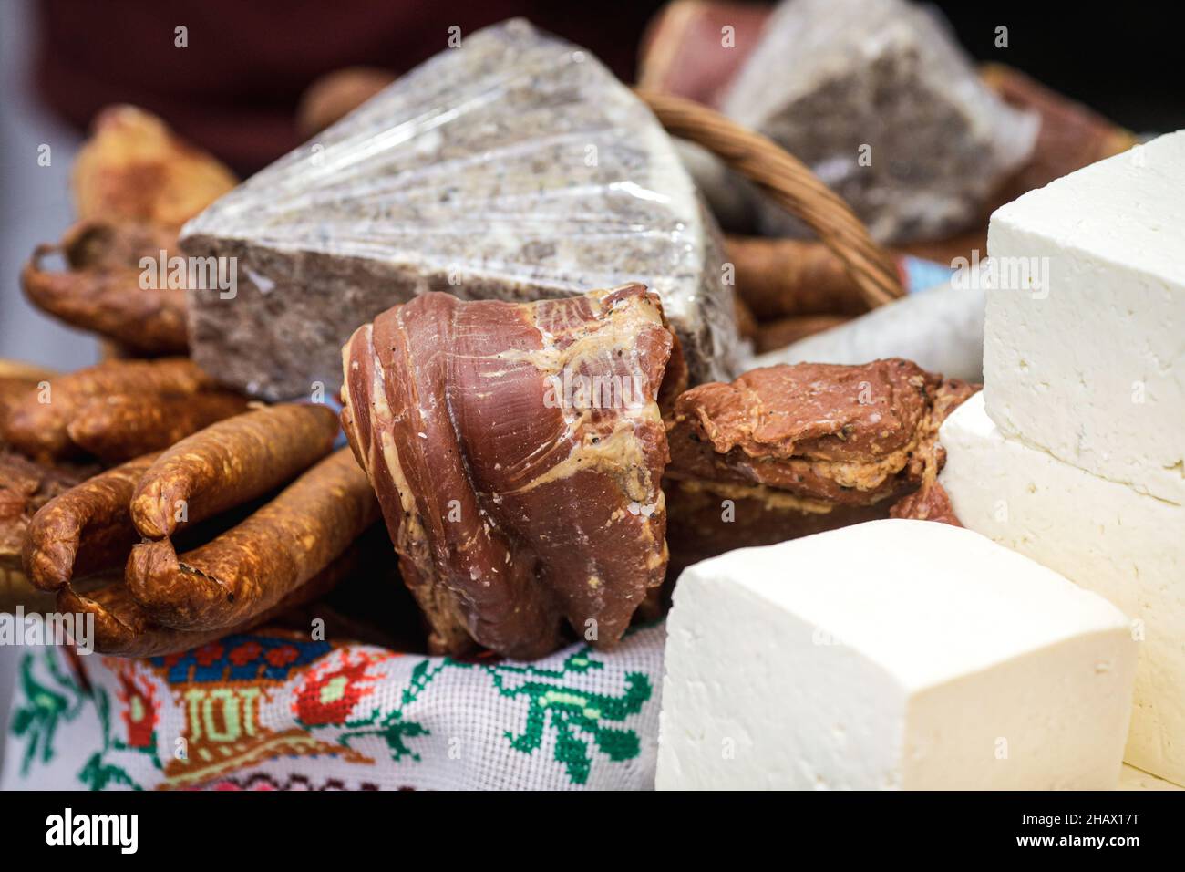 Geringe Schärfentiefe (selektiver Fokus) mit traditionellen rumänischen Winterferien Fleischprodukte zum Verkauf auf einem Markt im Freien in Bukarest, Roman Stockfoto