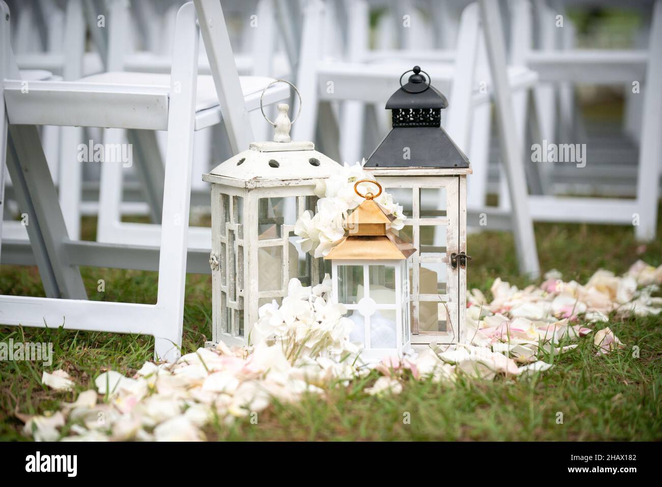 Drei weiße Vintage Kerzen Laternen Dekorationen in Hochzeitszeremonie Insel Stockfoto