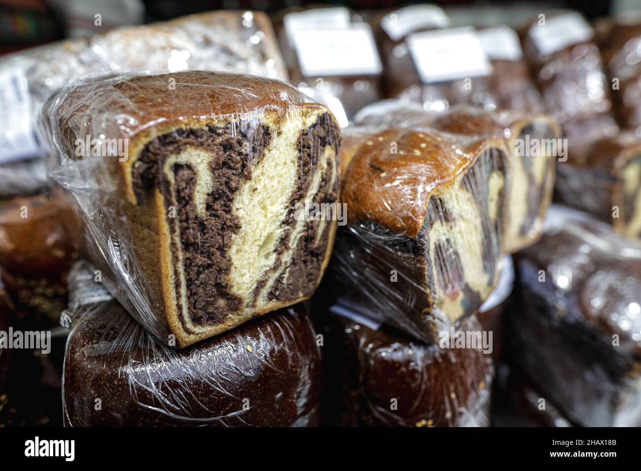 Geringe Schärfentiefe (selektiver Fokus) Bild mit traditionellen rumänischen Winterferien und ostern gebackenen süßen Brot Dessert namens cosonac zum Verkauf i Stockfoto