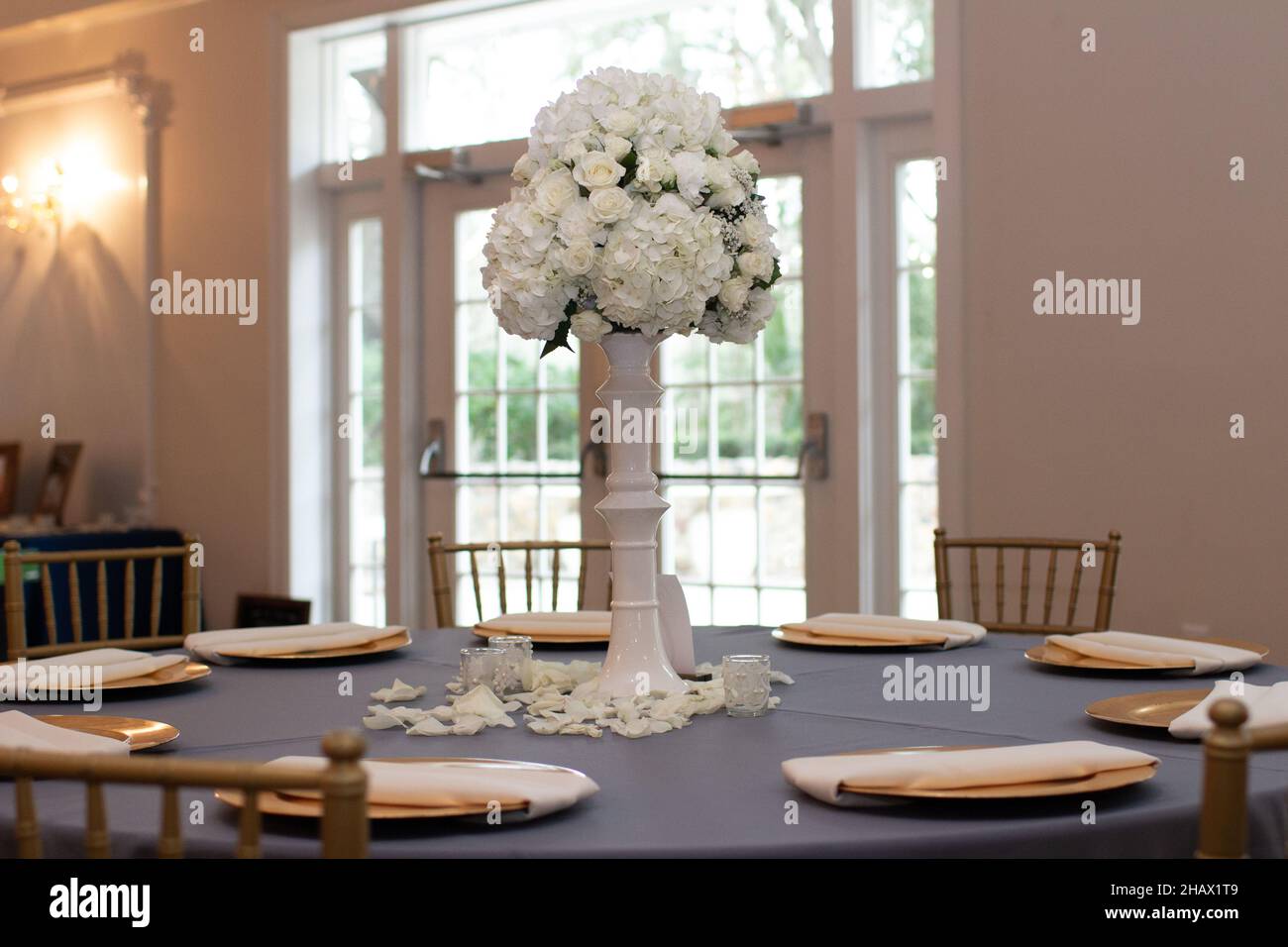 Weißes Hortensia-Bouquet im Mittelpunkt beim Hochzeitsempfang Stockfoto