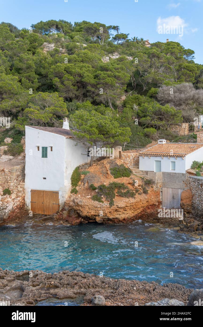 Landschaft der felsigen Küste der Insel Mallorca, mit einem Küstenfischendorf, einem bewölkten und sonnigen Wintertag. S'Almonia Bucht Stockfoto