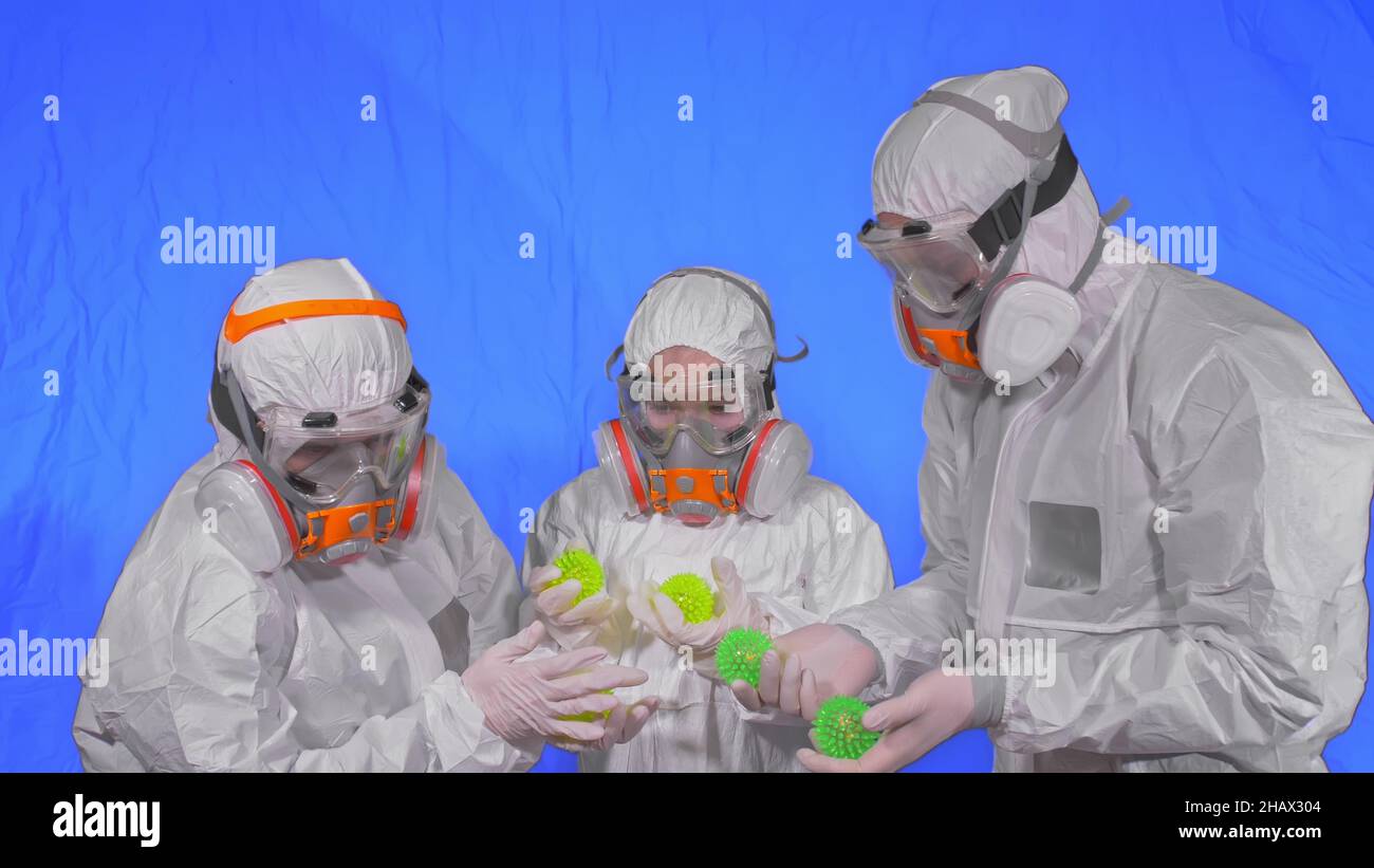 Familie von Ärzten Wissenschaftler Gesundheitsarbeiter in Atemschutzmaske. Mutter, Vater und Tochter Porträt, tragen schützen medizinische Aerosol Spray Farbmaske. Kugelspitze Stockfoto
