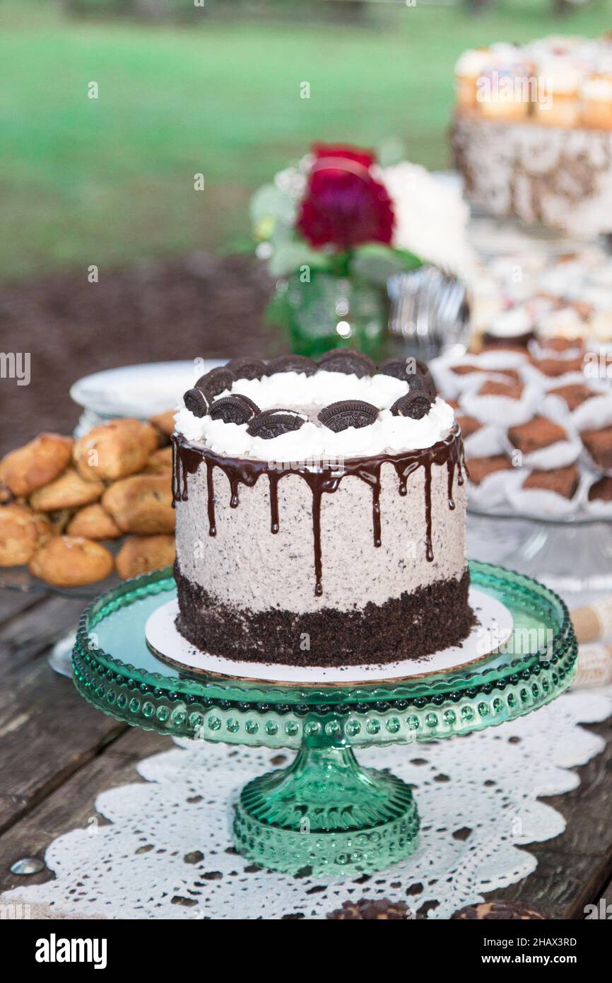 Oreo Plätzchen Kuchen auf Holz Picknick-Tisch im Freien Stockfoto