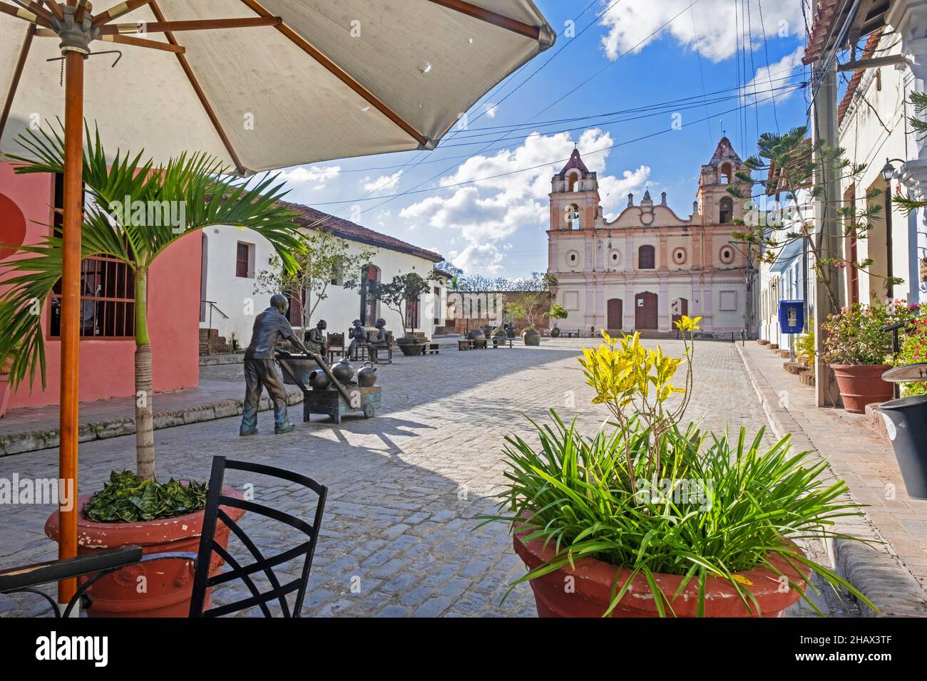 Skulpturen von Camagüeyanos auf der Plaza del Carmen und der Iglesia de Nuestra Señora del Carmen in der Altstadt von Camagüey auf Kuba Stockfoto