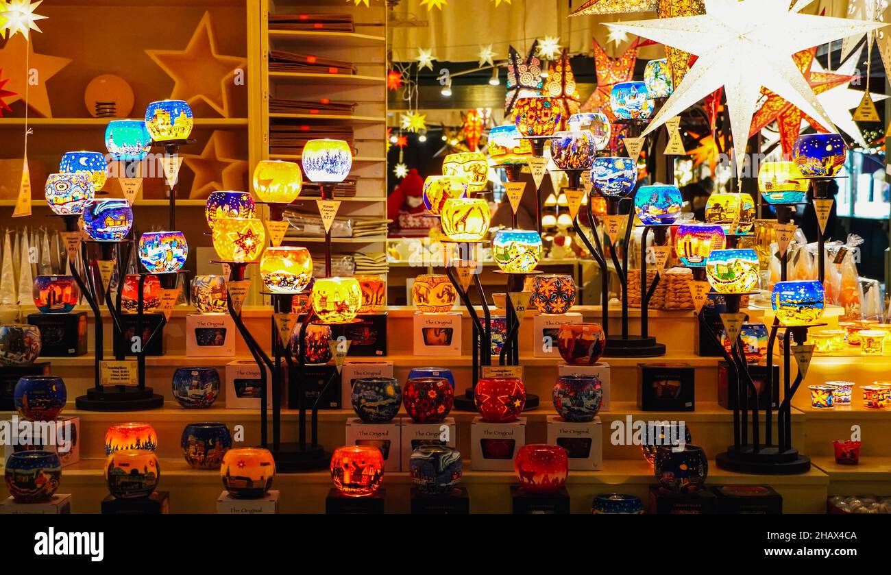 Beleuchteter Weihnachtsmarkt-Kiosk mit vielen glänzenden Dekorationsartikeln Stockfoto