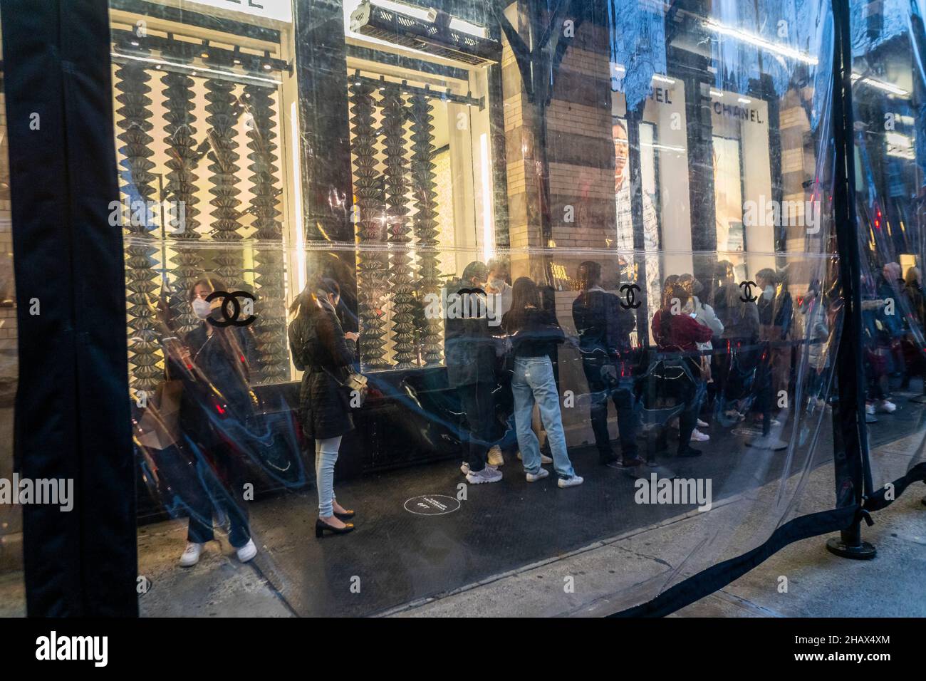 Eine Reihe von Einkäufern im Viertel Soho in New York wartet darauf, am Samstag, dem 11. Dezember 2021, den Chanel-Laden zu betreten. Trotz Problemen mit der Lieferkette und neuer Covid-Varianten prognostiziert Analysten, dass die Verbraucher 6,7 Prozent mehr ausgeben werden als im Jahr 2020. (© Richard B. Levine) Stockfoto