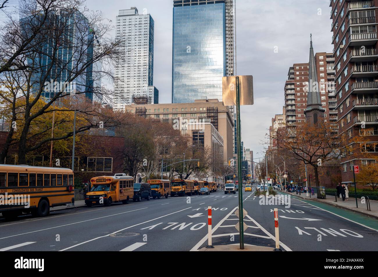 Die Entwicklung in den Hudson Yards wurde am Donnerstag, dem 2. Dezember 2021, mit den gegensätzlichen Gebäuden in Chelsea in New York beobachtet. (© Richard B. Levine) Stockfoto