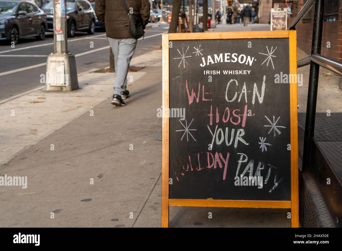 Ein Schild vor einem Restaurant im Viertel Chelsea in New York am Dienstag, dem 7. Dezember 2021, gibt bekannt, dass sie Ihre Feiertagsparty abhalten können. (© Richard B. Levine) Stockfoto