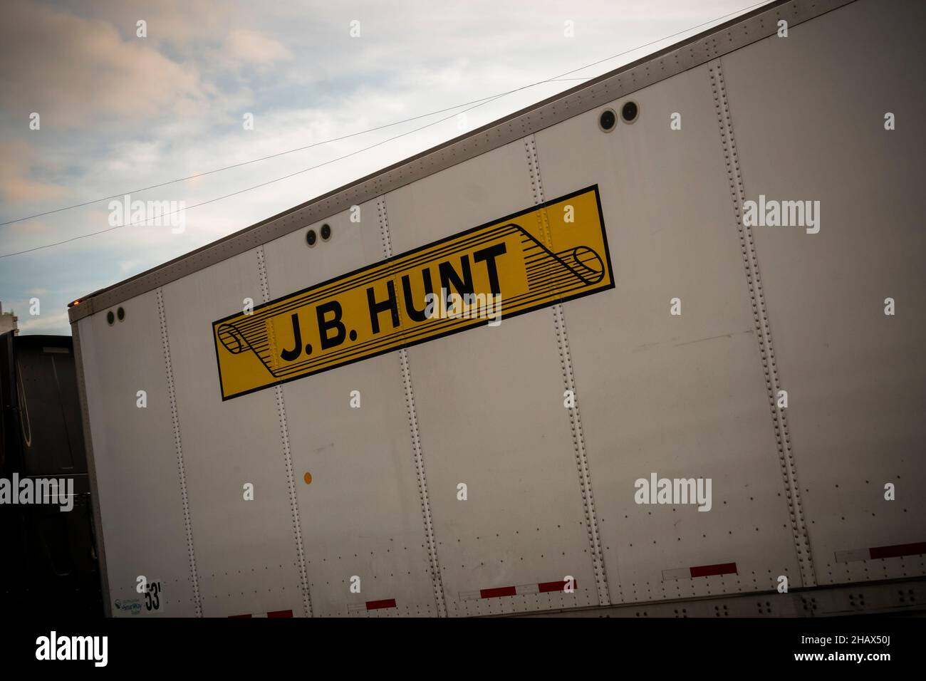 Ein J.B. Hunt Transport Services Truck in New York am Dienstag, den 7. Dezember 2021. (© Richard B. Levine) Stockfoto