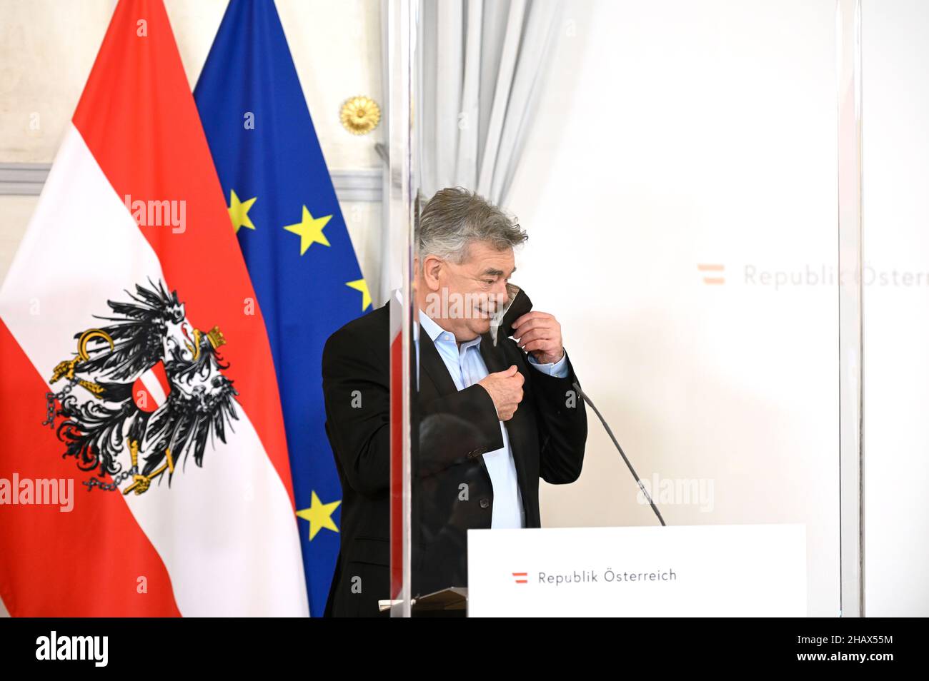 Wien, Österreich. 15. Dezember 2021. Ministerrat im Bundeskanzleramt mit Vizekanzler Werner Kogler (die Grünen) Stockfoto