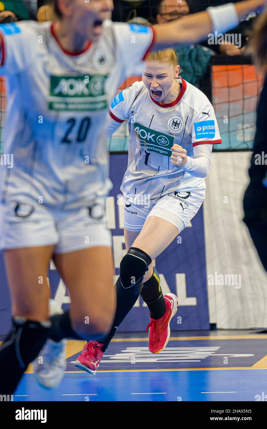 Barcelona, Spanien. 14th Dez 2021. Handball, Frauen: WM, Spanien - Deutschland, Finalrunde, Viertelfinale: Deutsche Antje Lauenroth (l-r), Deutsche Meike Schmelzer Prost. Quelle: Marco Wolf/Wolf-sportfoto/dpa/Alamy Live News Stockfoto