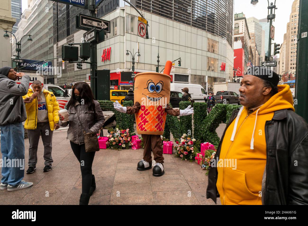 Dunkin’ Donuts Markenaktivierung in Greeley Square in New York am Donnerstag, den 9. Dezember 2021. (© Richard B. Levine) Stockfoto