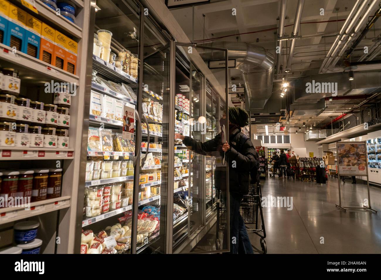 Einkäufer in einem Whole Foods Market Supermarkt in New York am Dienstag, den 14. Dezember 2021. Höhere Lebensmittelpreise brechen die Budgets der Käufer. (© Richard B. Levine) Stockfoto