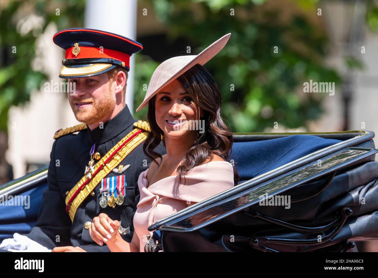 Meghan Markle, Herzogin von Sussex, und Prinz Harry, Herzog von Sussex in Kutsche auf der Mall, London, für Trooping the Color 2018. Mode-Outfit, Mütze Stockfoto