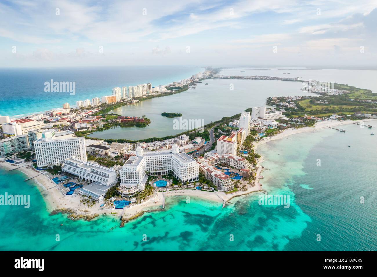 Luftpanorama auf den Strand von Cancun und die Hotelzone der Stadt in Mexiko. Karibische Küstenlandschaft des mexikanischen Resorts mit Strand Playa Caracol und Kukulcan Stockfoto