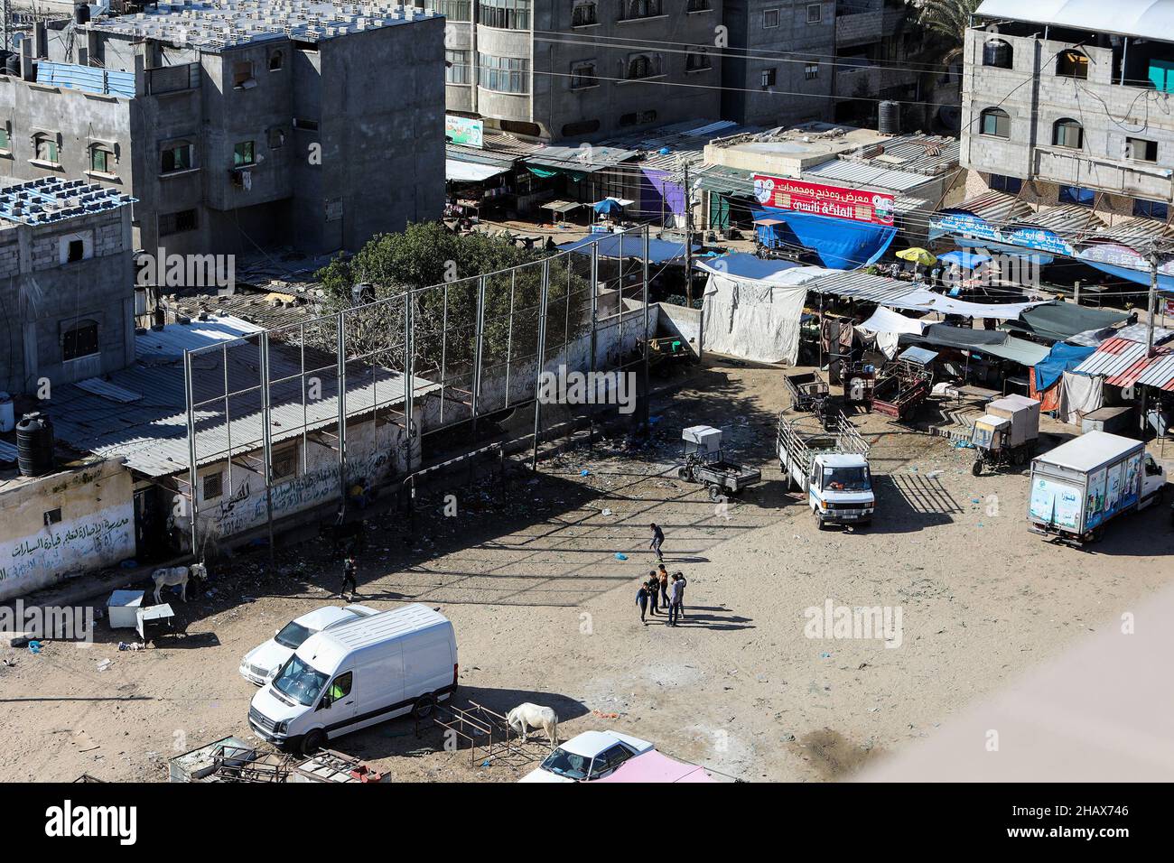 Allgemeine Ansicht der palästinensischen Häuser und Gebäude im Flüchtlingslager Rafah im südlichen Gazastreifen, am 15. Dezember 2021. Stockfoto