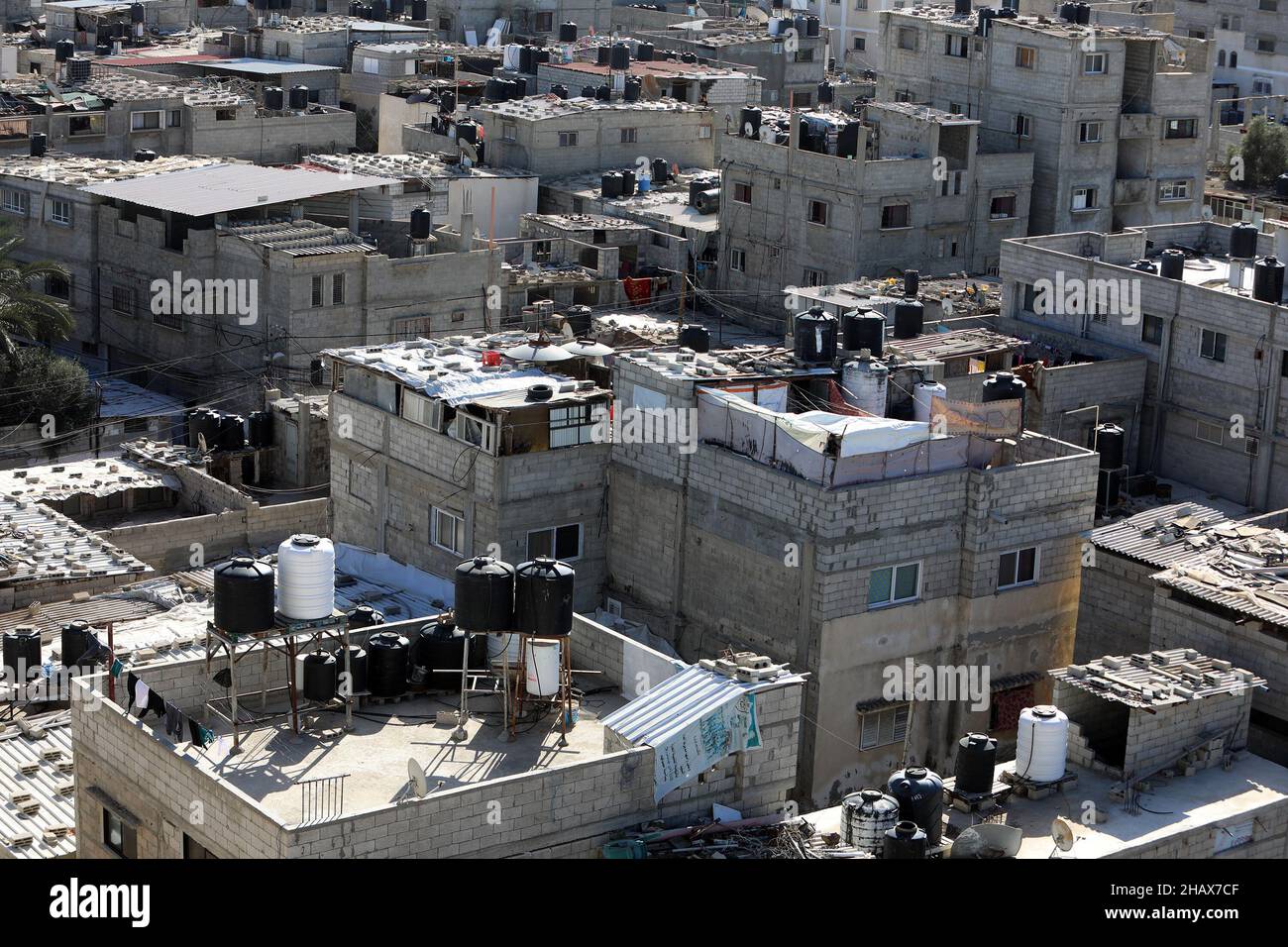 Allgemeine Ansicht der palästinensischen Häuser und Gebäude im Flüchtlingslager Rafah im südlichen Gazastreifen, am 15. Dezember 2021. Stockfoto