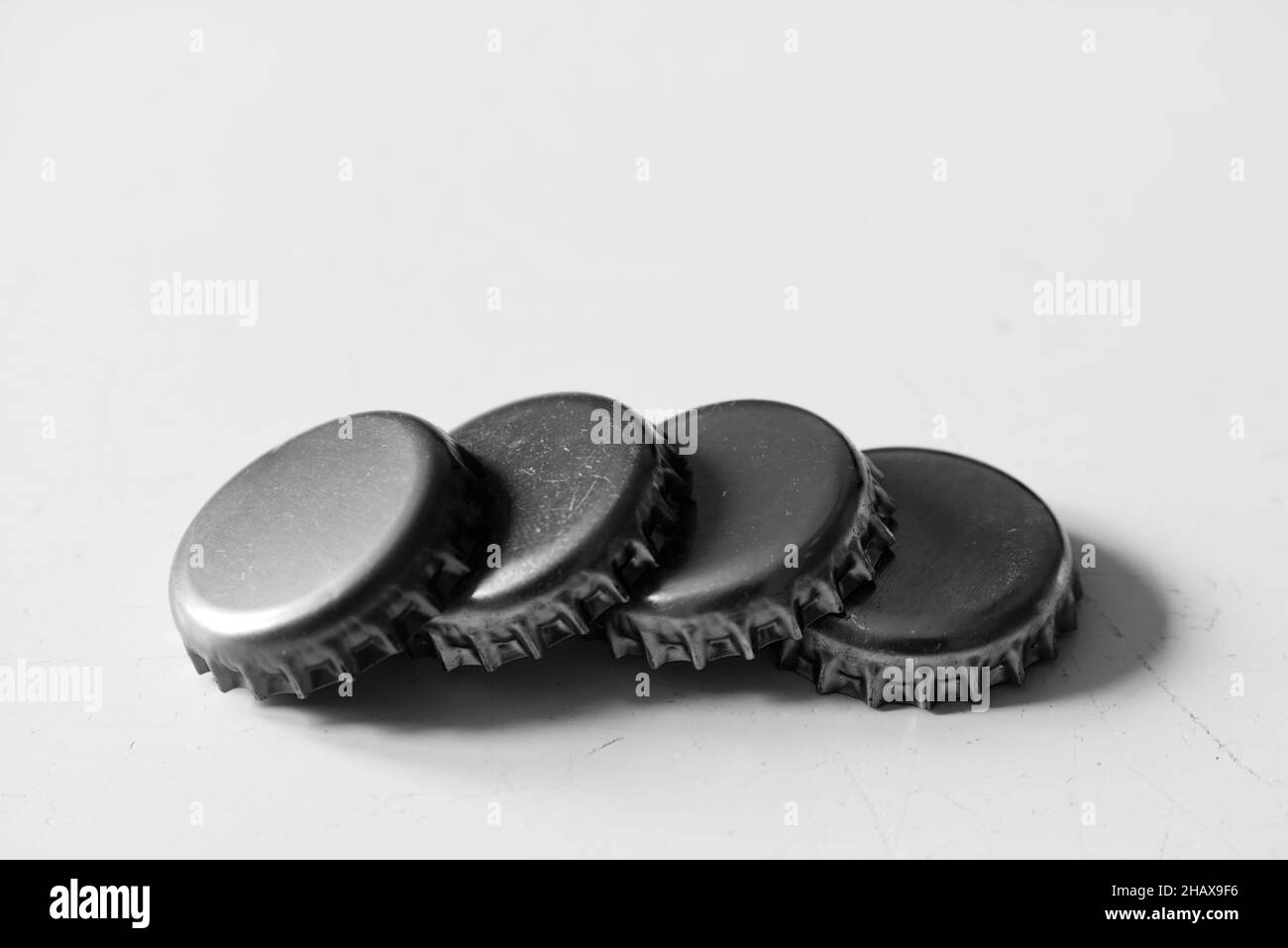 Bierflaschenkappen schwarz und weiß Stockfoto