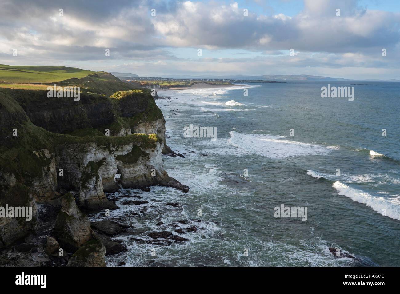 Eine fantastische aussicht auf die North Antrim Coast, wo Sie den Ozean von den Steinklippen schlagen sehen können. Stockfoto