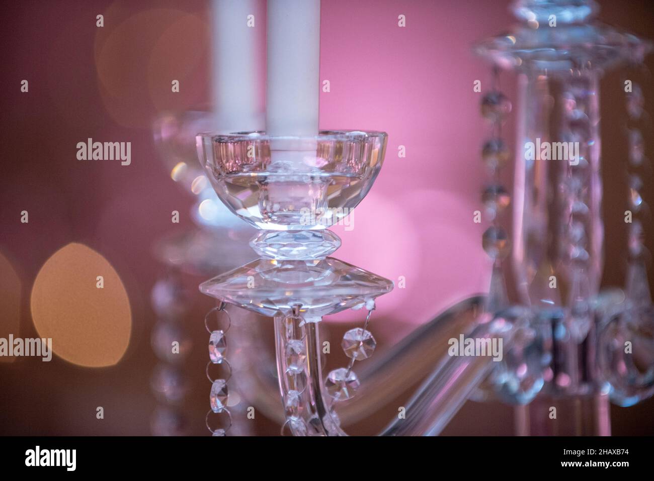 Kerzenhalter aus Kristallglas im Mittelpunkt mit weißer Kerze Stockfoto