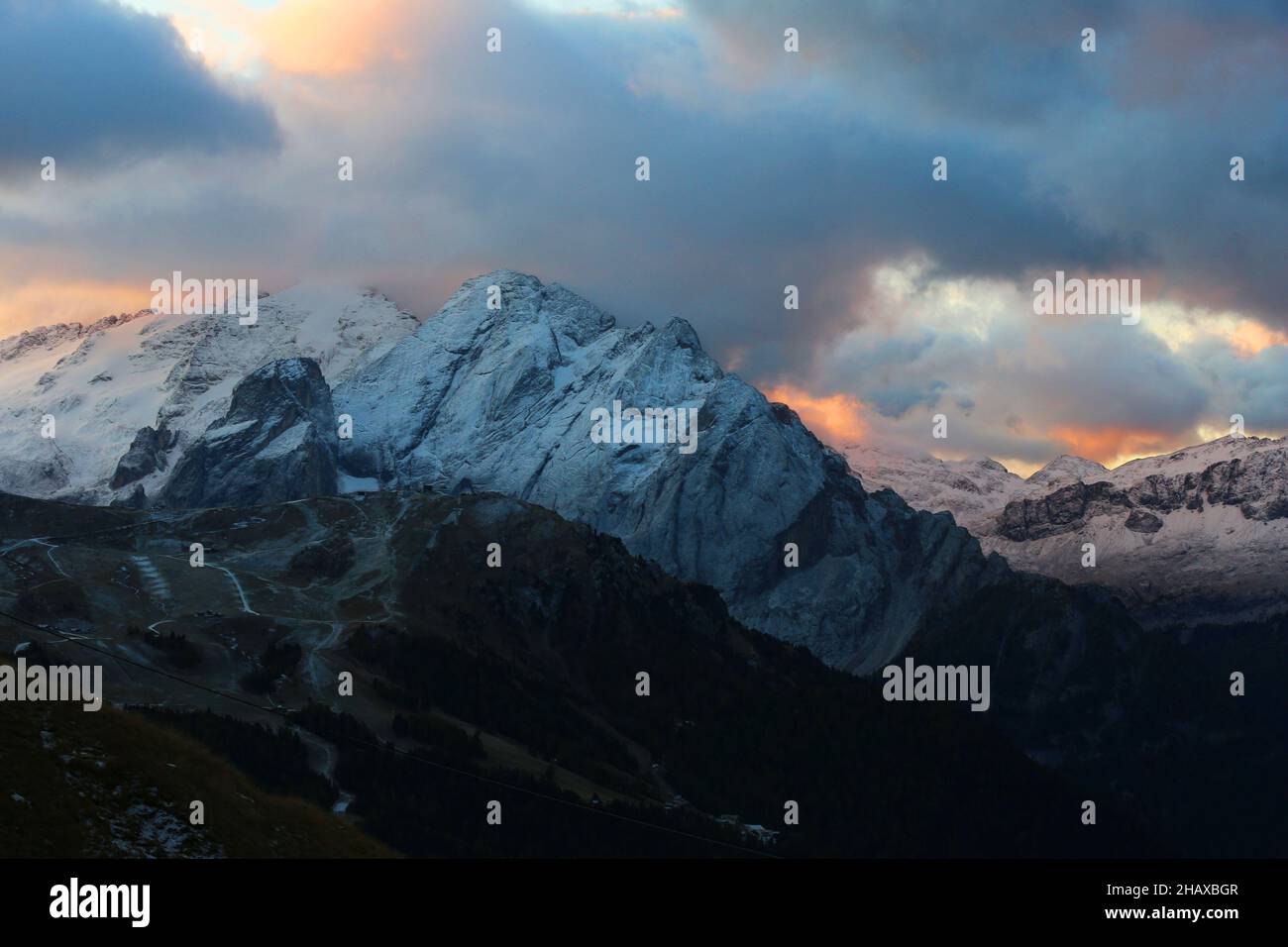 Marmolada, Marmolata, Dolomiten, Panorama mit atemberaubender Wolkenstimmung und dramatischer Lichtstimmung in Südtirol in den Dolomiten in Italien Stockfoto