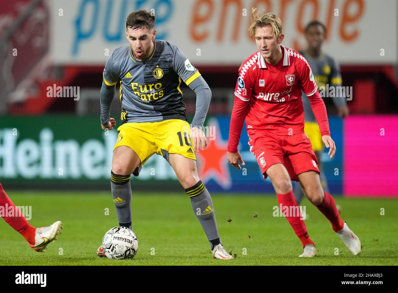 ENSCHEDE, NIEDERLANDE - 15. DEZEMBER: Orkun Kokcu von Feyenoord Rotterdam, Michel VLAP von Twente Enschede FC während des niederländischen Cup KNVB Beker 2021/2022-Spiels zwischen FC Twente und Feyenoord Rotterdam am 15. Dezember 2021 in De Grolsch Veste in Enschede, Niederlande (Foto: Yannick Verhoeven/Orange Picts) Stockfoto