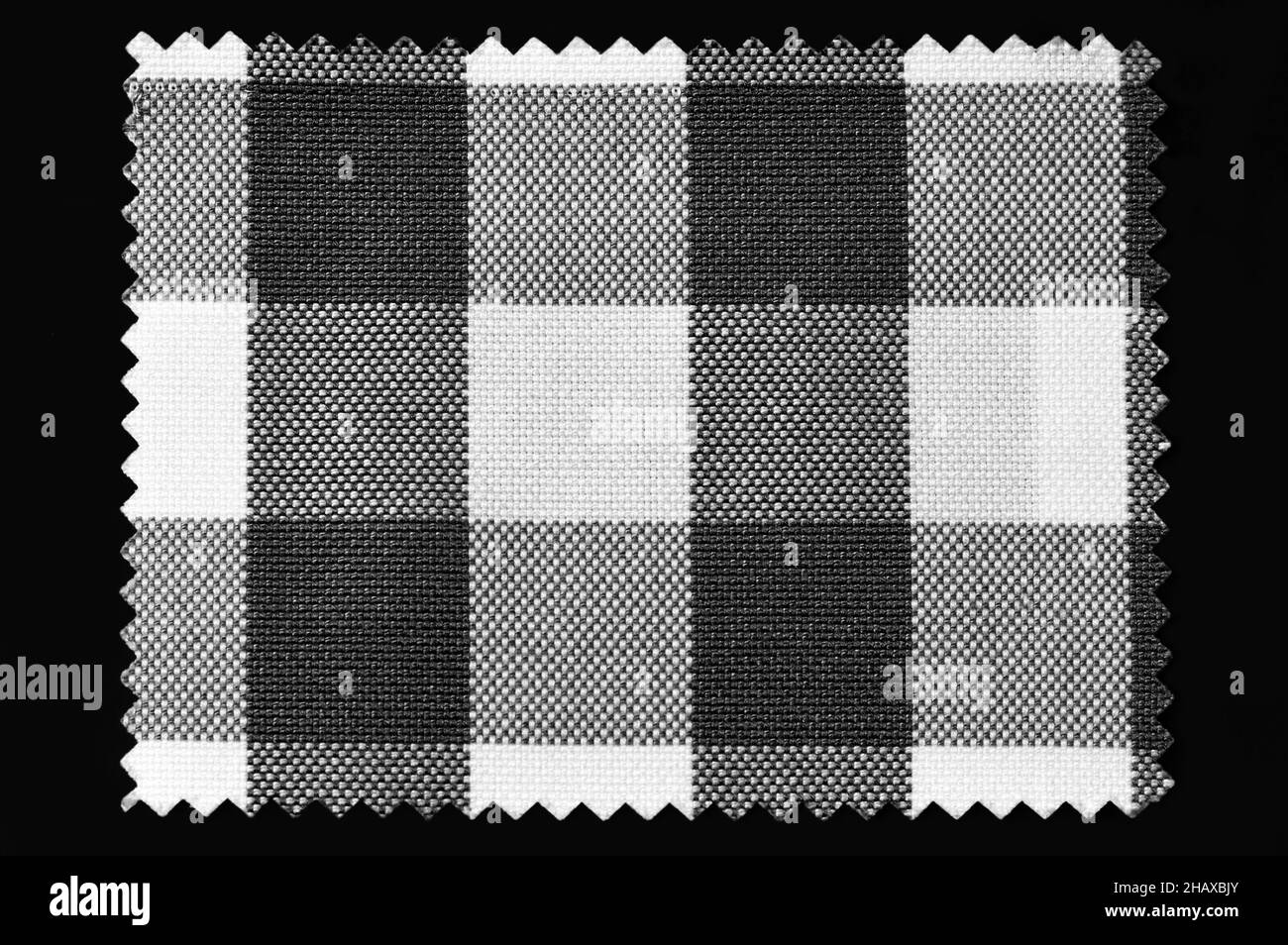 Schwarz-weiß kariertes Stoffmuster isoliert auf schwarzem Hintergrund Stockfoto