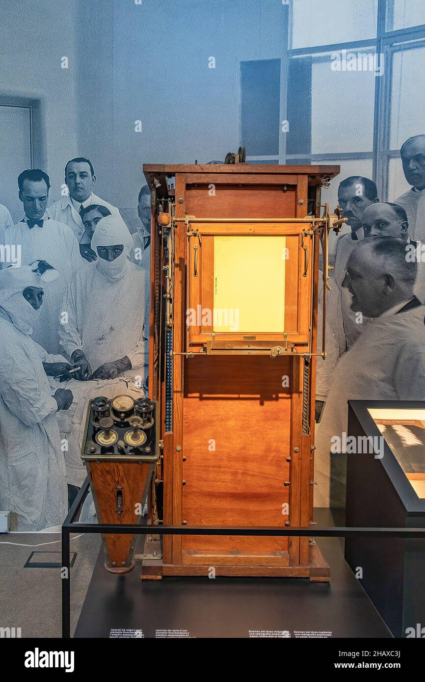 Barcelona, Spanien - 19. September 2021: Röntgengerät mit fluoroskopischem Bildschirm und beweglichem Ständer im Inneren des Krankenhauses vom Heiligen Kreuz und St. Paul (d Stockfoto