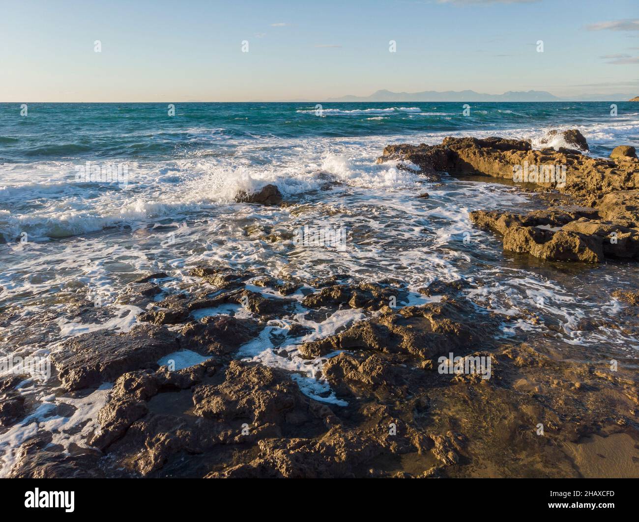 Luftaufnahme des stürmischen Meeres, Castellabate, Italien Stockfoto