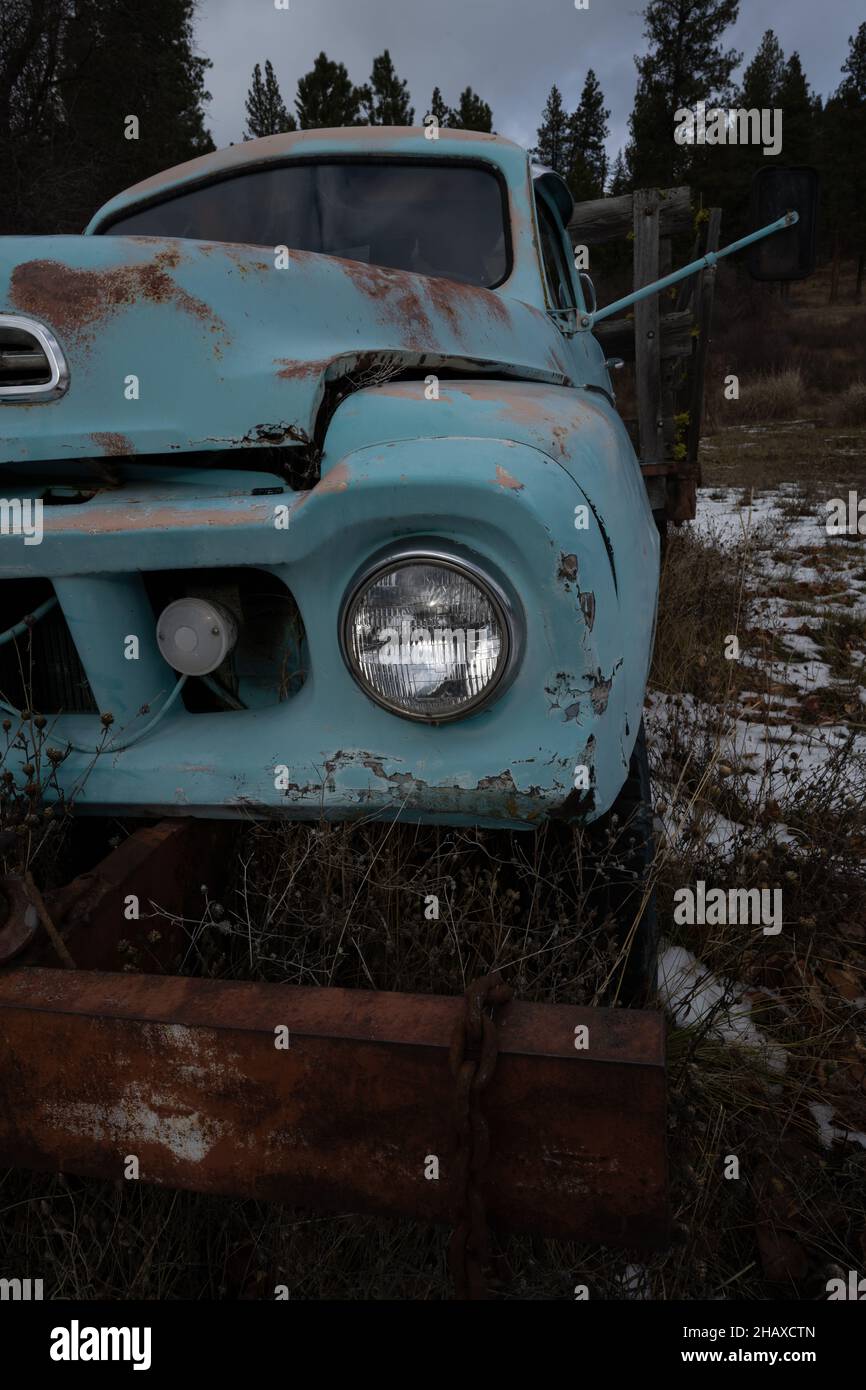 Alter LKW auf einem Feld im Staat Washington Stockfoto