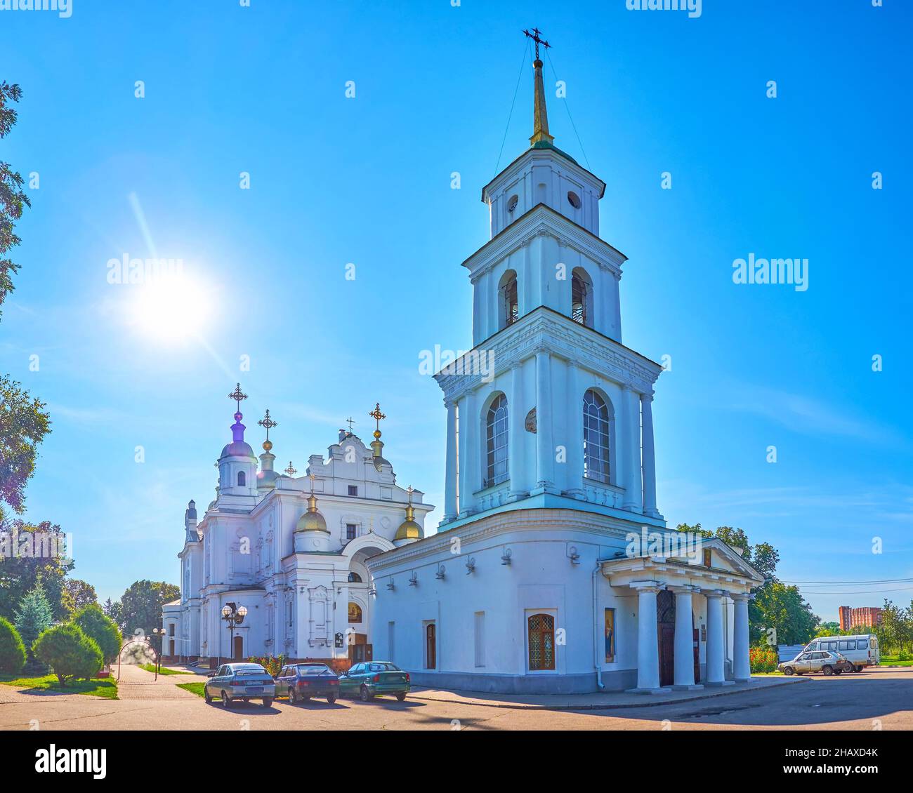 Der Blick auf die Kathedrale der Heiligen Dormition von Poltava mit dem hohen Glockenturm befindet sich im Cathedral Park, Ukraine Stockfoto